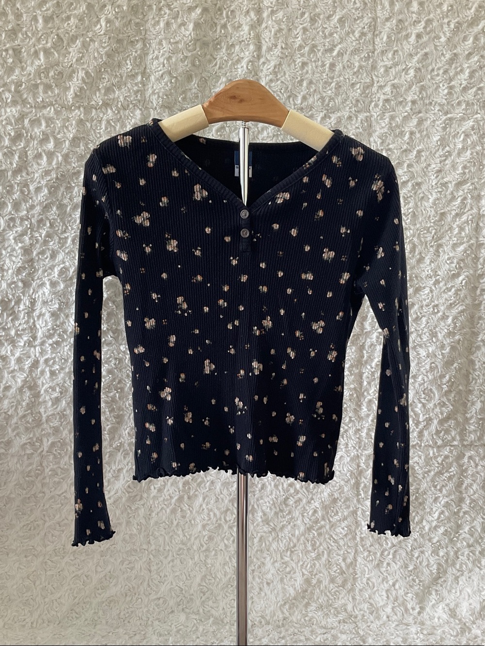 Old Navy Black Long Sleeve Ribbed Henley with Beige Floral Dots